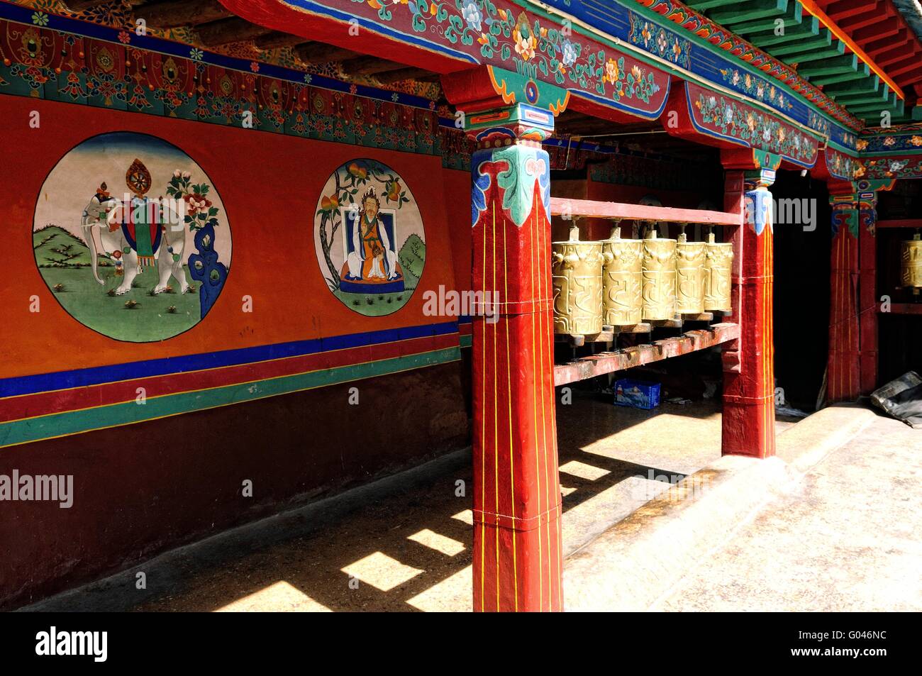 Ruote della preghiera al monastero di Drepung a Lhasa il Tibet Foto Stock