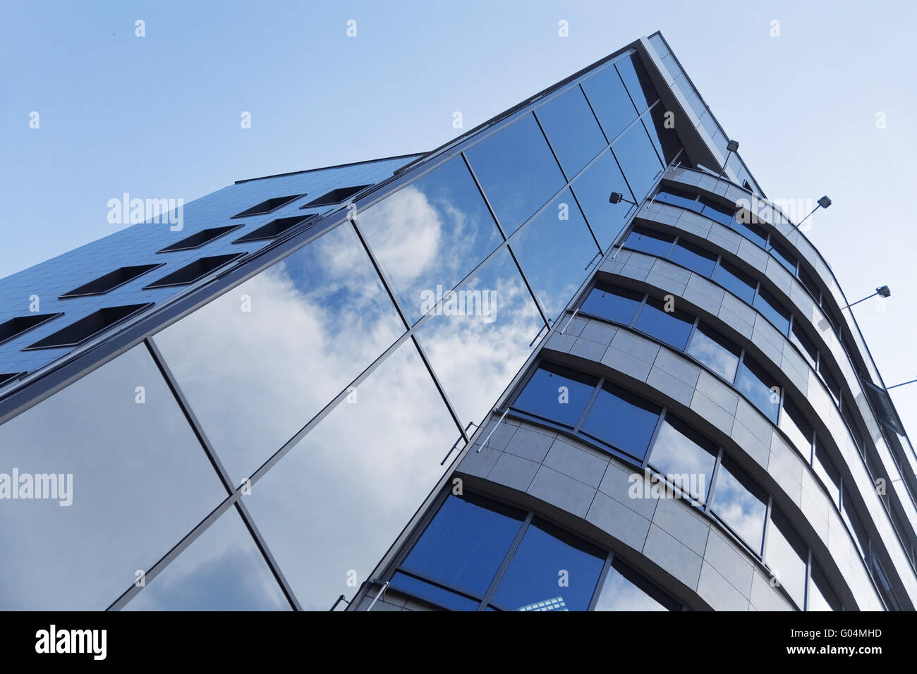Vetri di un grattacielo contro il cielo blu Foto Stock