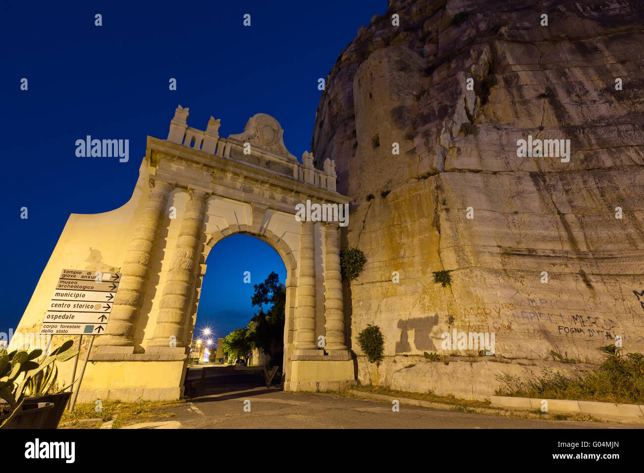 Porta Napoli sulla Via Appia nella città italiana di Terracina Foto Stock