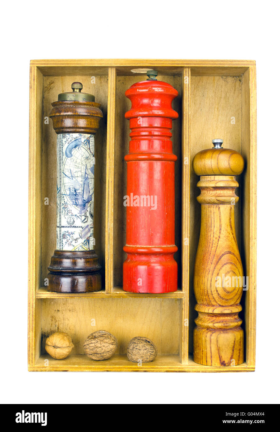 Legno macine spice in una scatola di legno con tre noci Foto Stock