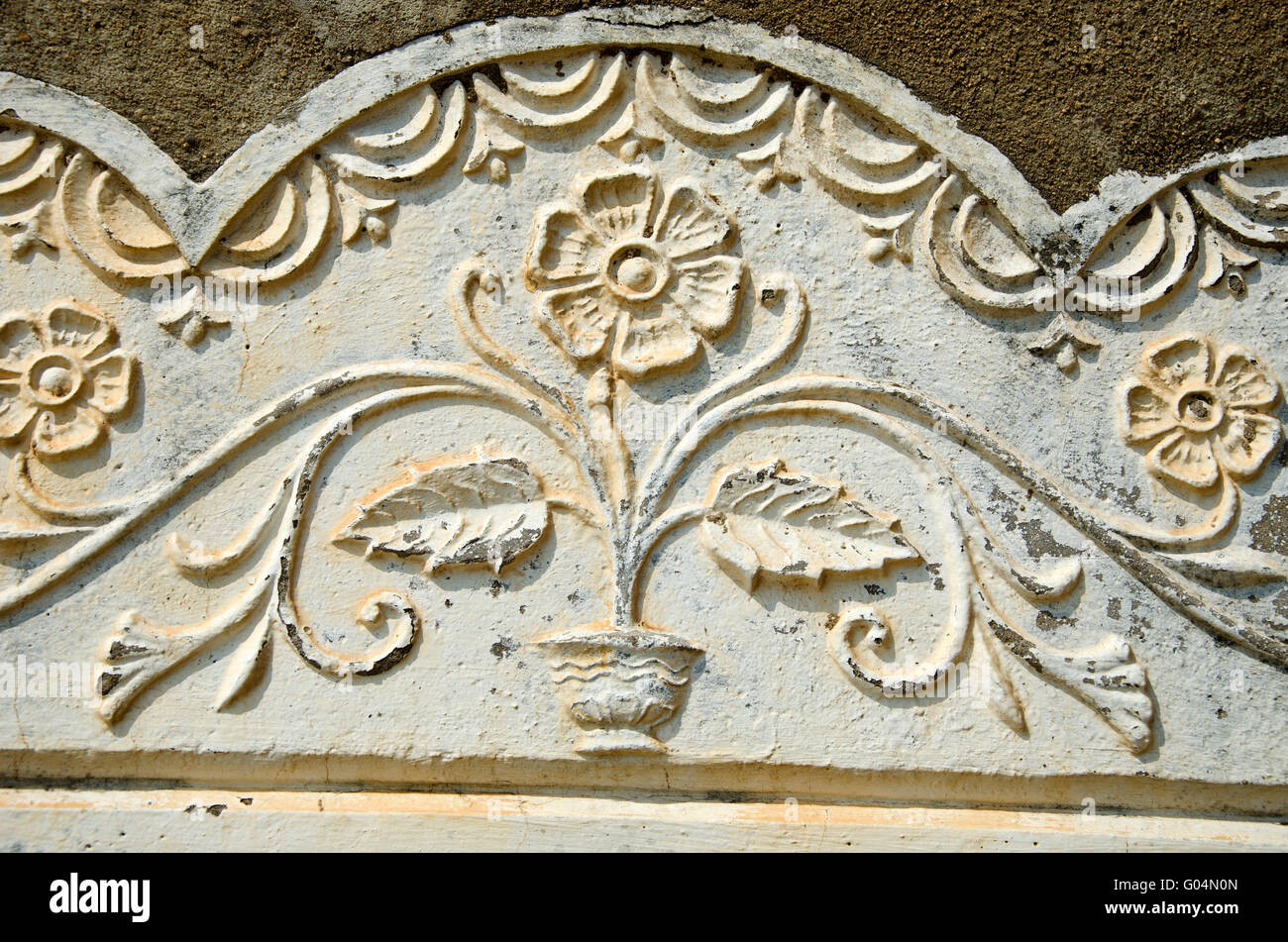 Vecchio soleggiato parete fiorita ornamento, India Foto Stock