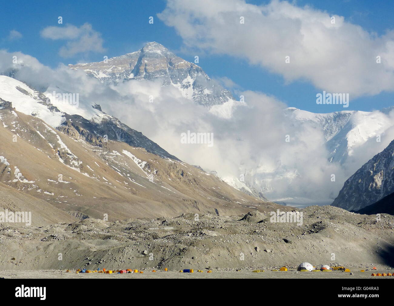Il monte Everest come si vede dal Campo Base Everest dal Tibet a lato. Le tende in primo piano sono di scalatori del monte Everest. Foto Stock