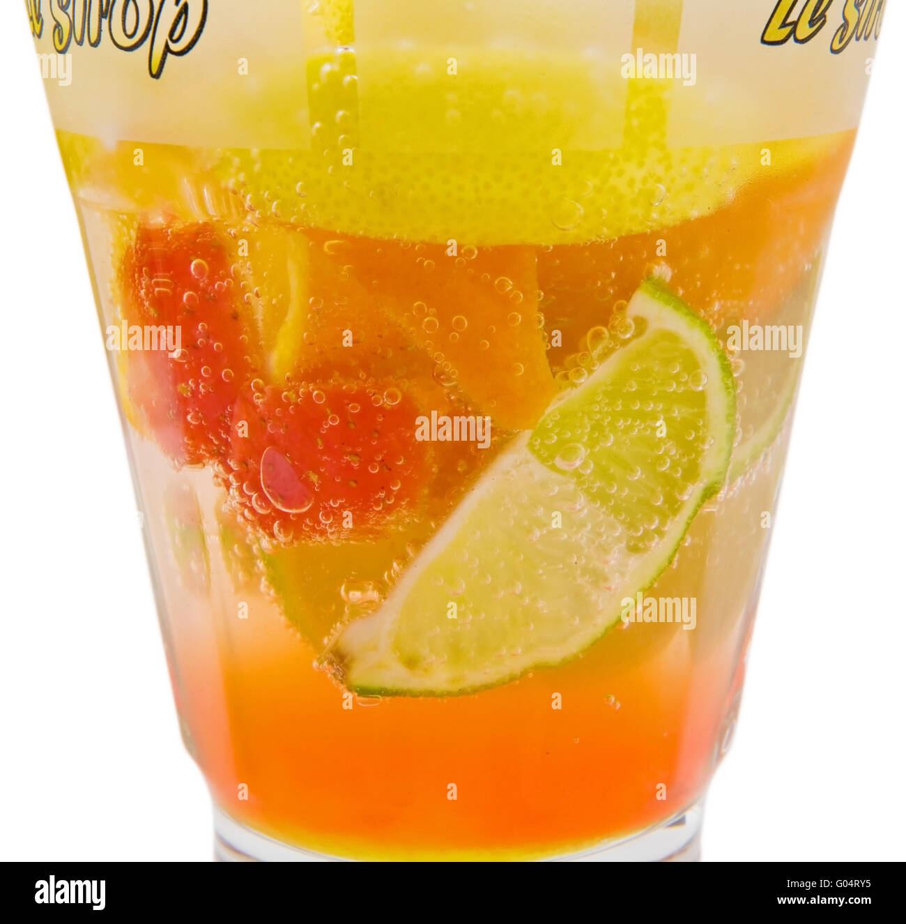 Un delizioso cocktail rinfrescante con fette di arancia, fragola, limone e calce Foto Stock