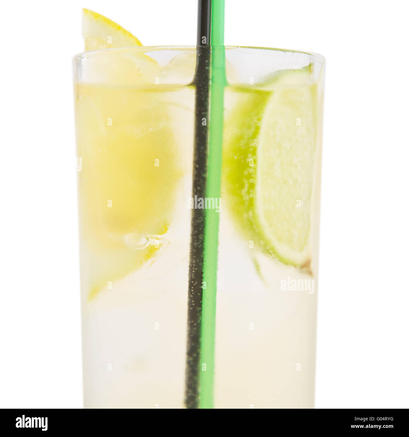 Un delizioso cocktail con fettine di limone e lime in un bicchiere di vetro con due tubi Foto Stock