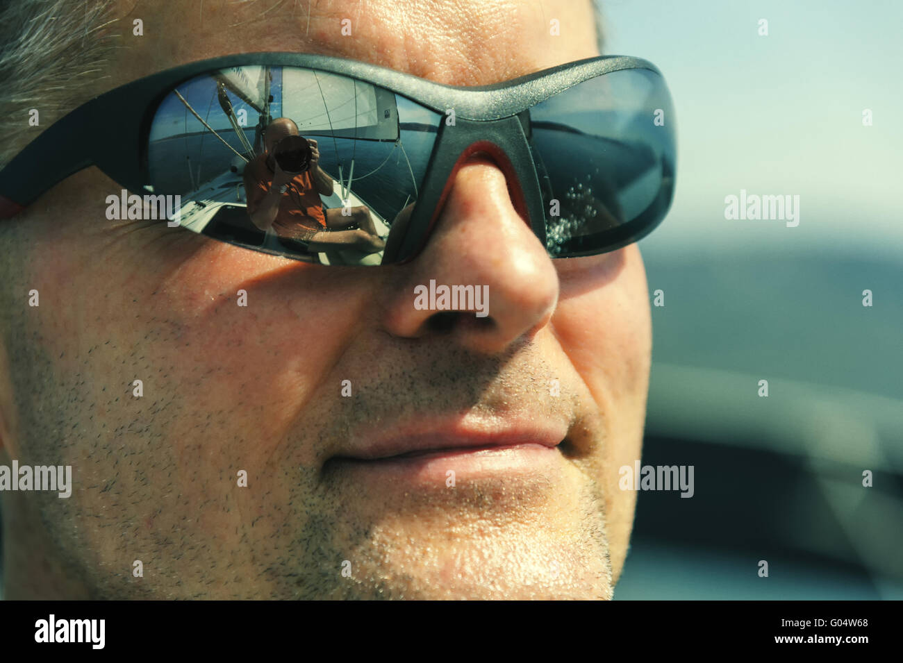 Ritratto di un uomo che indossa gli occhiali da sole con reflecti Foto Stock