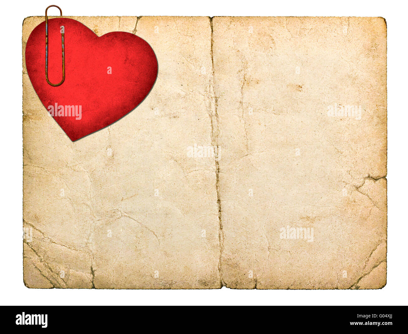 Vecchia scheda di cartone con carta rossa cuore isolato su sfondo bianco Foto Stock