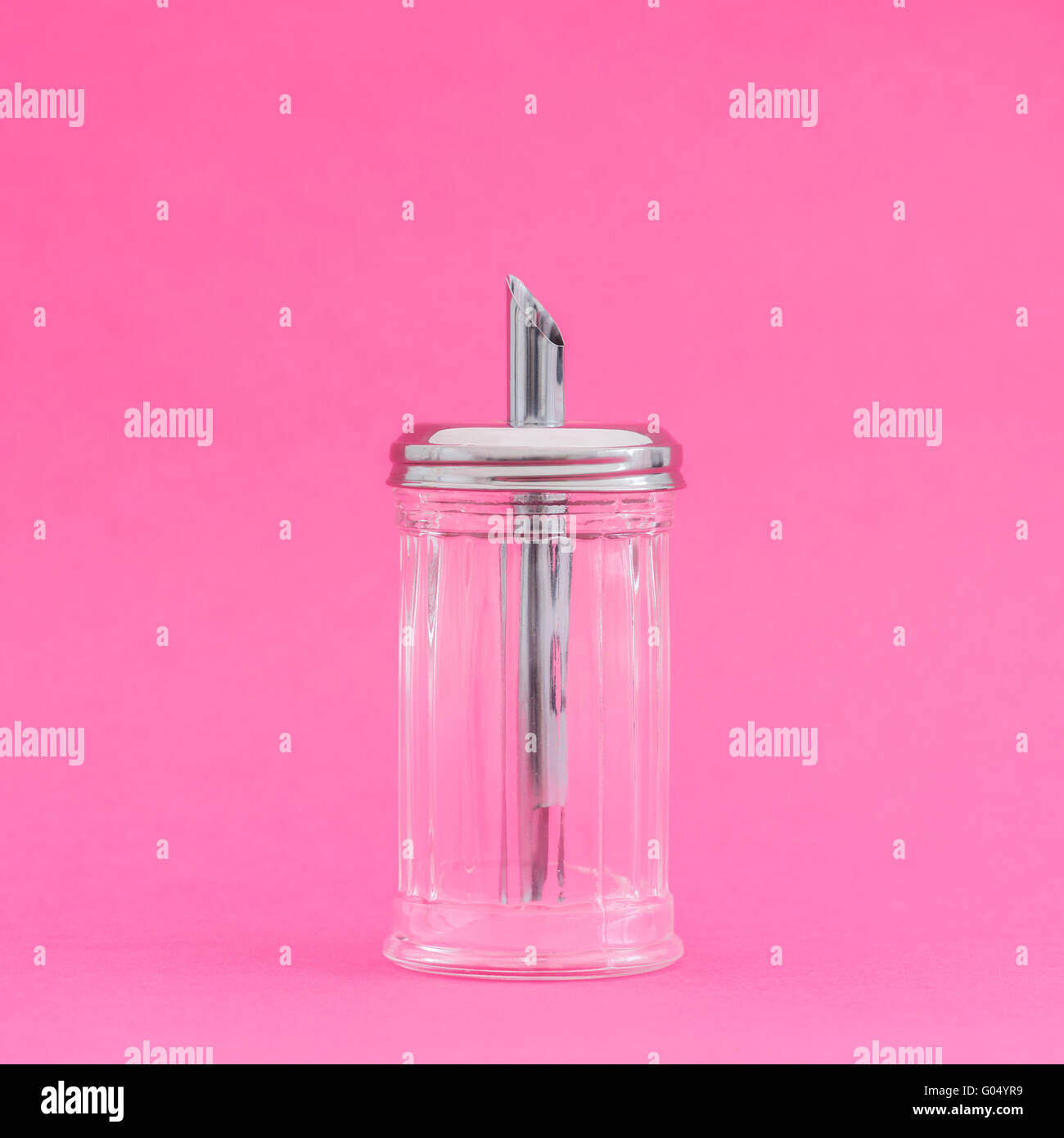 Svuotare Dosatore zucchero su sfondo rosa Foto Stock