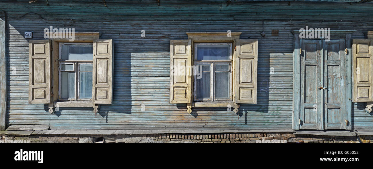 VILNIUS, Lituania - 02 Aprile 2016: Il vecchio legno casa blu numero quaranta parete nello storico quartiere urbano Zverinas (Zoo Foto Stock