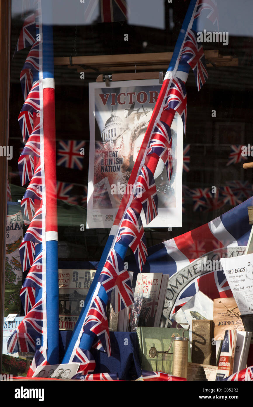 Regno Unito, Inghilterra, Yorkshire, Haworth 40s Weekend, vetrina vestito con degli anni quaranta memorabilia Foto Stock