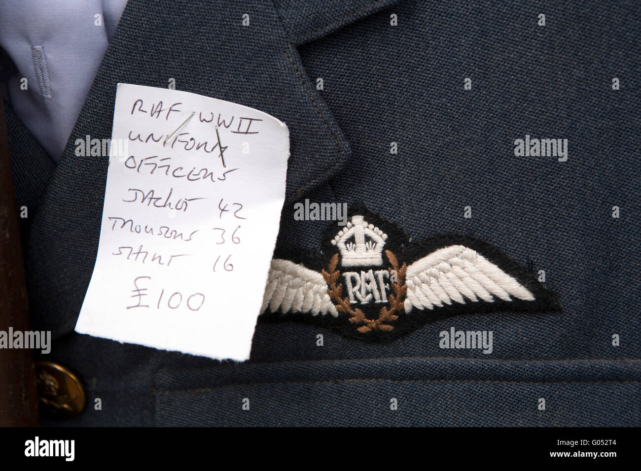 Regno Unito, Inghilterra, Yorkshire, Haworth 40s Weekend, riproduzione RAF uniforme per la vendita Foto Stock