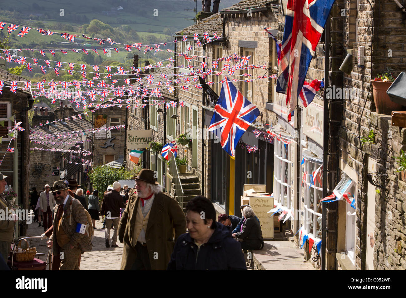 Regno Unito, Inghilterra, Yorkshire, Haworth 40s Weekend, Main Street, addobbate con bunting e bandiere Foto Stock