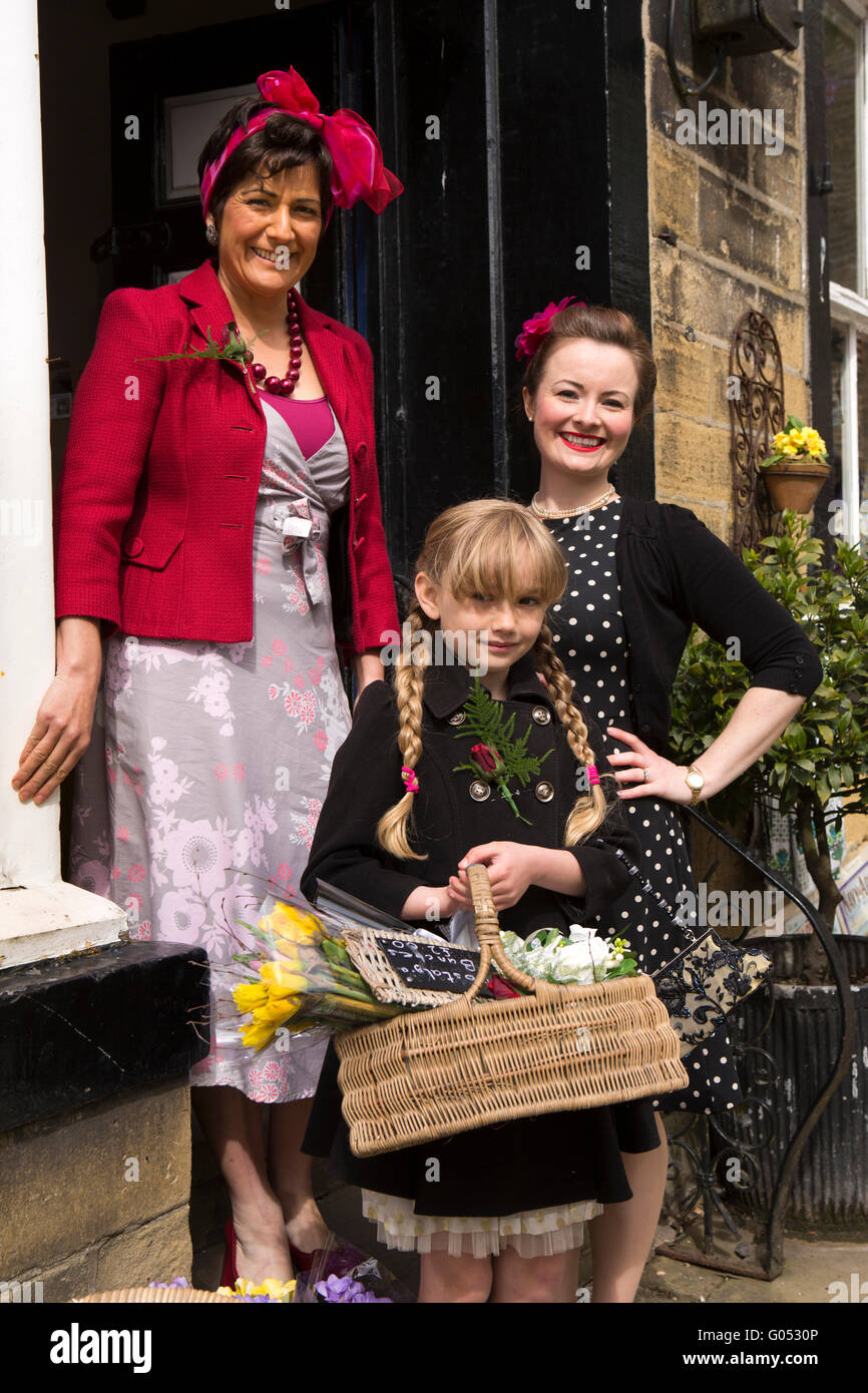 Regno Unito, Inghilterra, Yorkshire, Haworth 40s Weekend (l-r) Annie Milner, Lily Milner, Charlotte Walsh Foto Stock