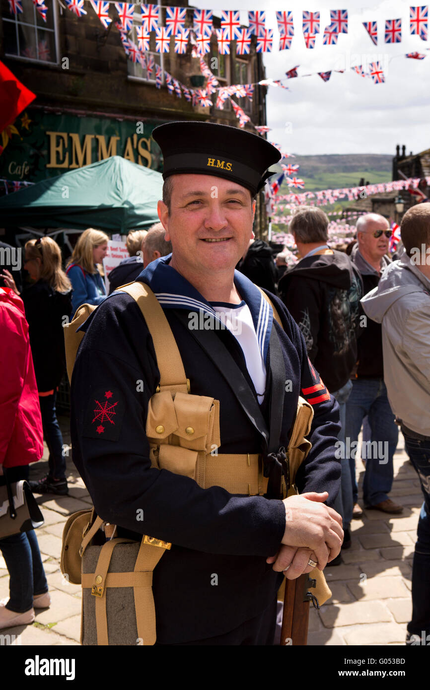 Regno Unito, Inghilterra, Yorkshire, Haworth 40s Weekend, Main Street, marinaio Sean Pearson da Bradford Foto Stock