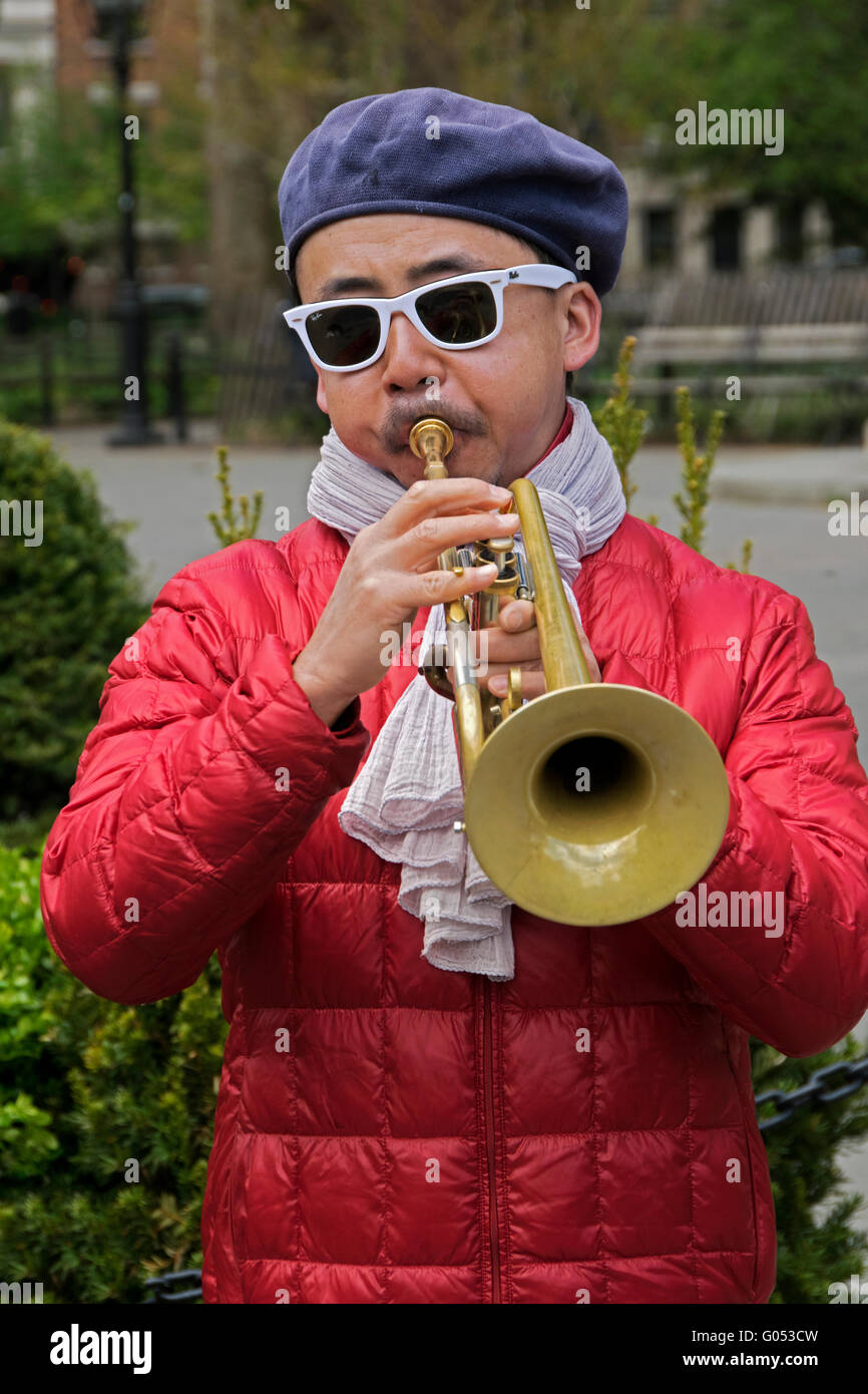 Musicista jazz eseguendo la tromba in Washington Square Park nel Greenwich Village di New York City Foto Stock