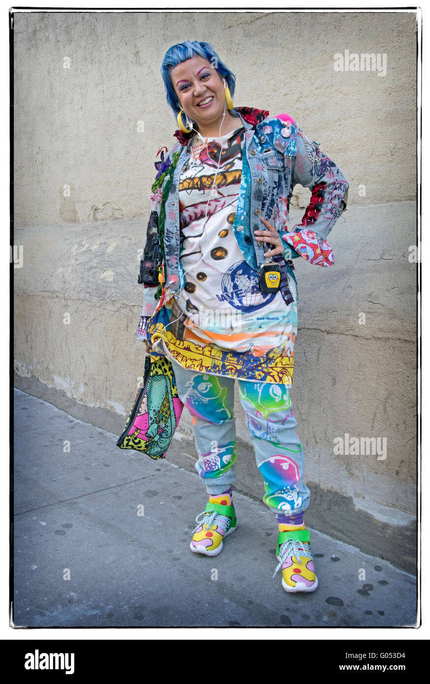 Ritratto di una donna in Soho di New York City che indossa unica molto abbigliamento colorato Foto Stock