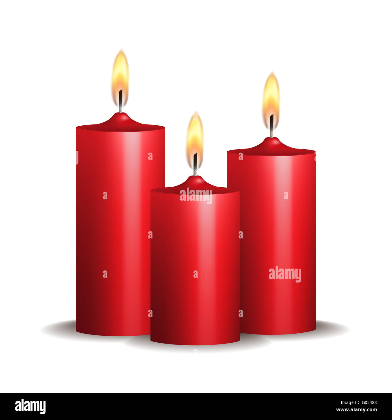 Tre rossi candele accese su sfondo bianco. Foto Stock