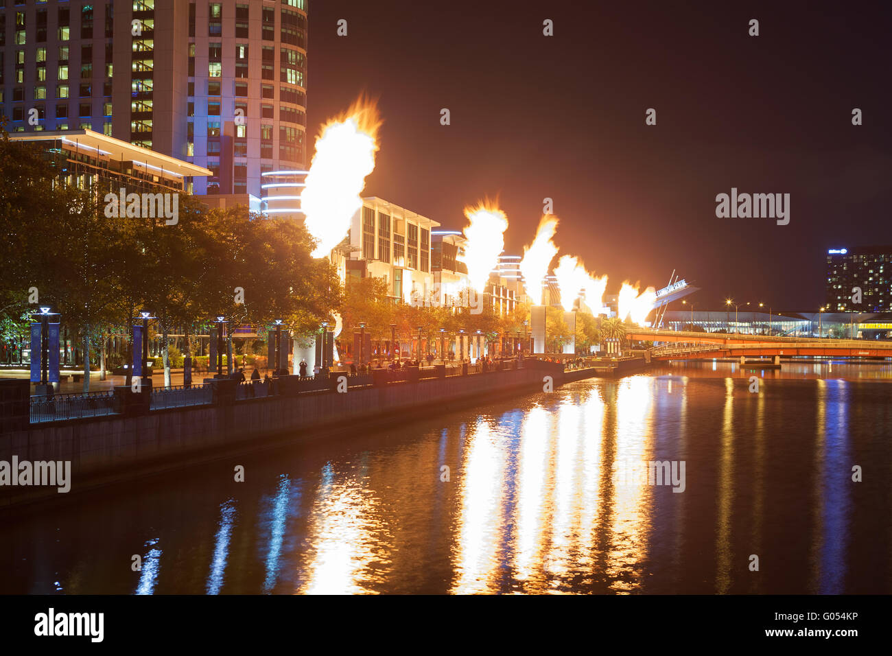 Melbourne CBD - Apr 16 2016: Crown Casino famoso fire show - potente luminose fiamme che emettono da strutture industriali reflecti Foto Stock