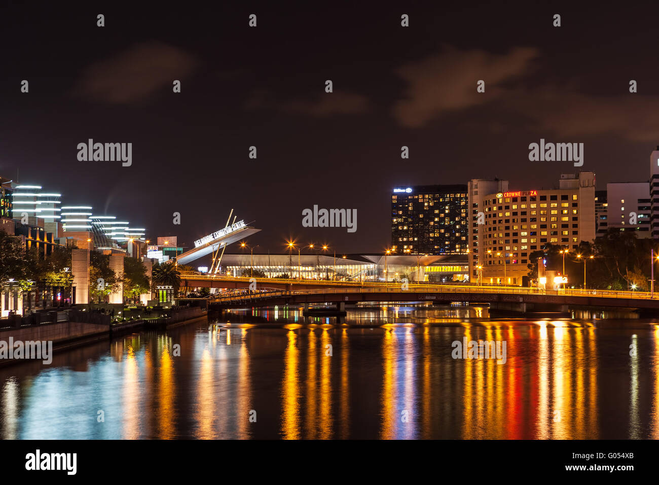 Melbourne CBD - Apr 16 2016: Tenebrologo con Melbourne al centro esposizioni segno e riflessi di luce nel fiume Yarra Foto Stock