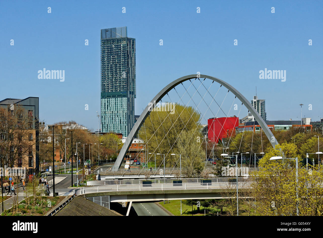 Più vecchio (2017) skyline di Manchester da sud con Hulme Arch e parte della Manchester Metropolitan University sulla sinistra. Nuovi 2021 scatti disponibili da solo. Foto Stock
