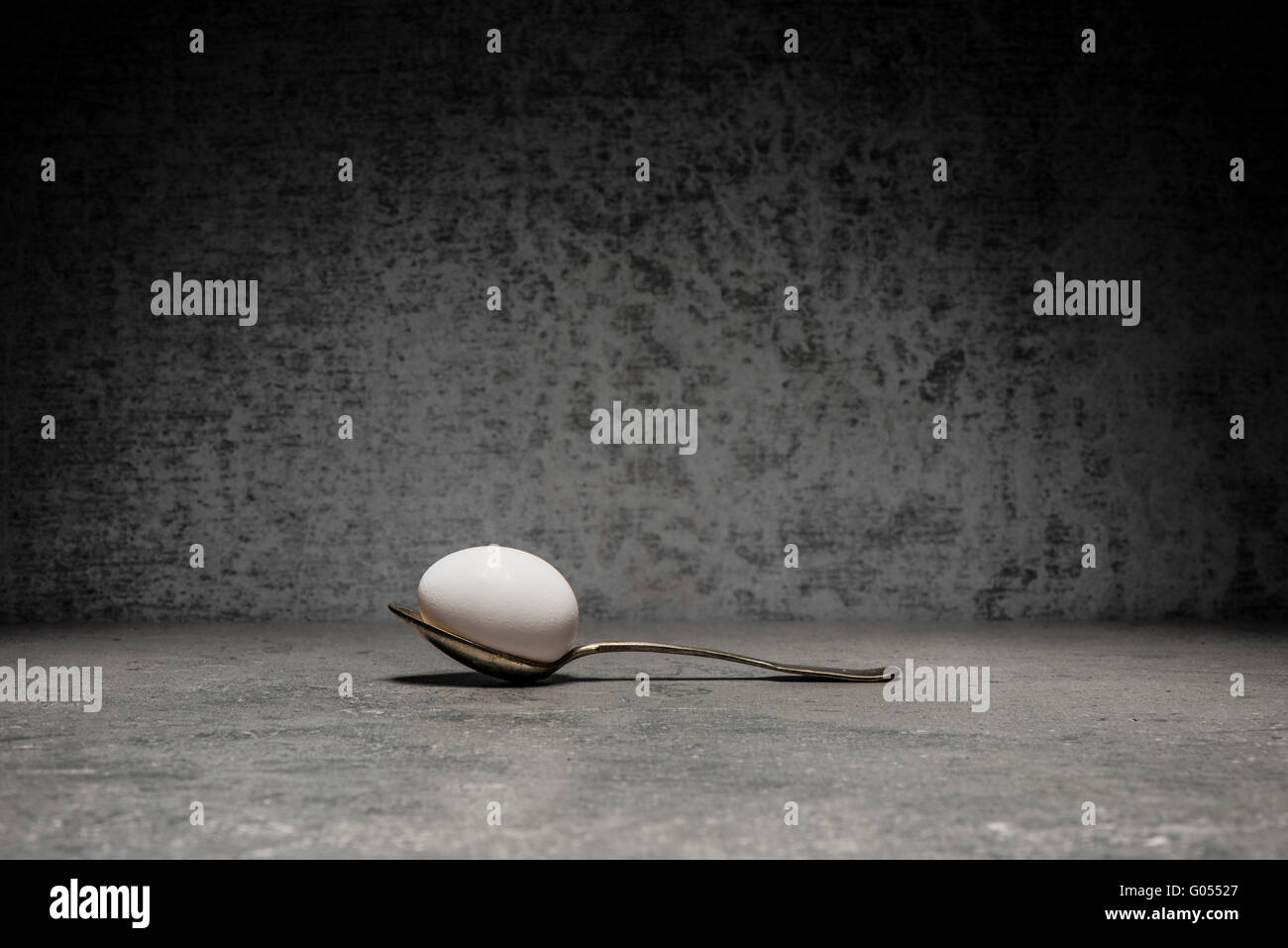 Uovo e cucchiaio ancora in vita. Immagine concettuale con la semplicità e la copia dello spazio. Foto Stock