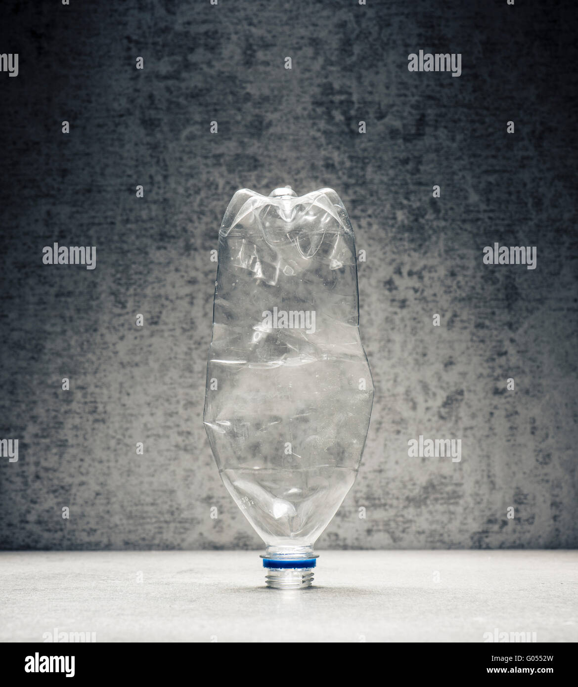 Riciclare ancora la vita di usato una bottiglia d'acqua. Simbolo di riciclaggio, la responsabilità ambientale e la gestione dei rifiuti. Foto Stock