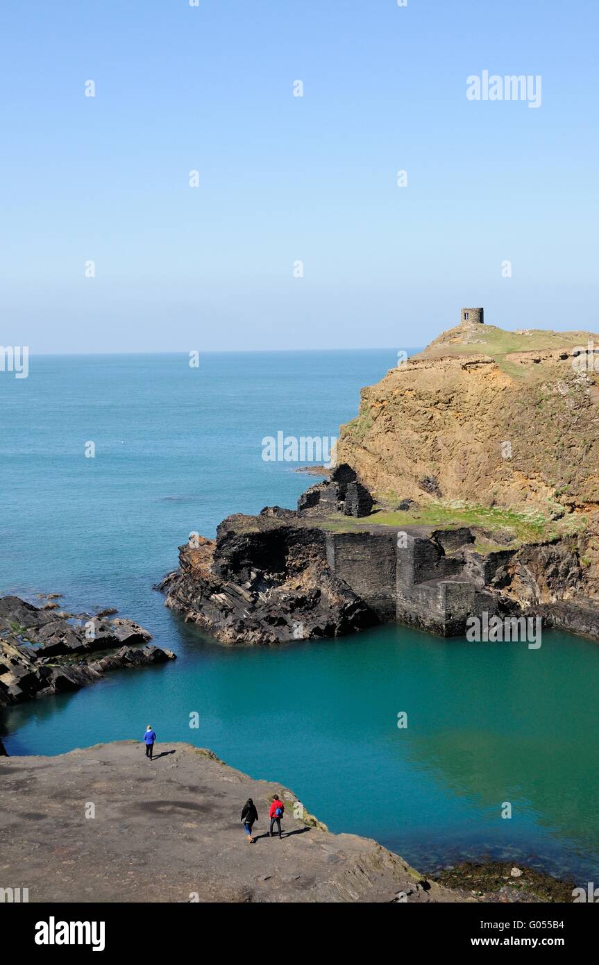 Le persone in piedi accanto alla laguna blu Abereiddy Pembrokeshire Wales Foto Stock