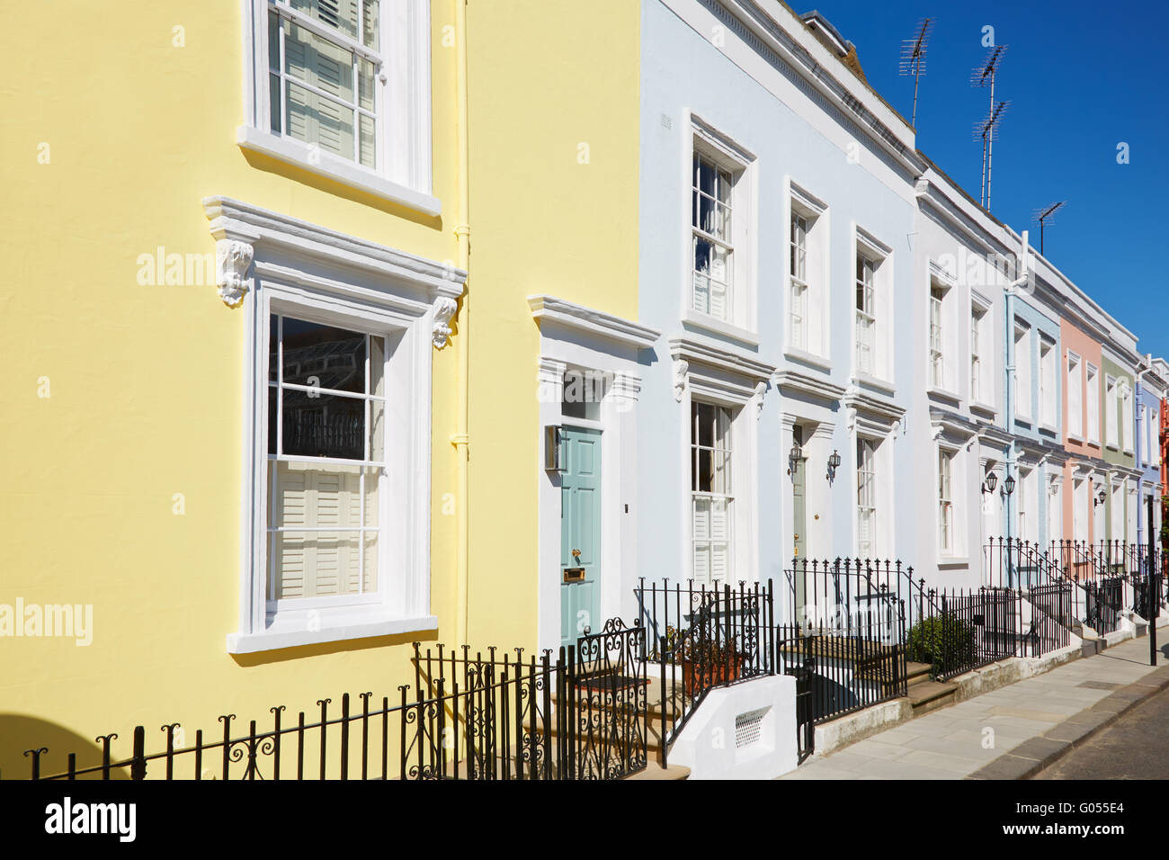 Colorate case inglesi di facciate in una giornata di sole a Londra Foto Stock