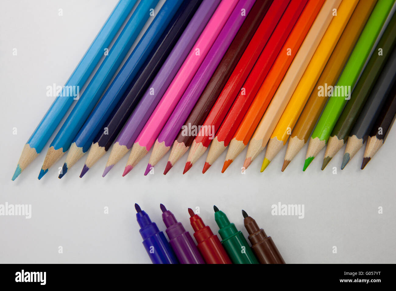 Matite di colore contro acqua marcatore colore delle penne Foto Stock