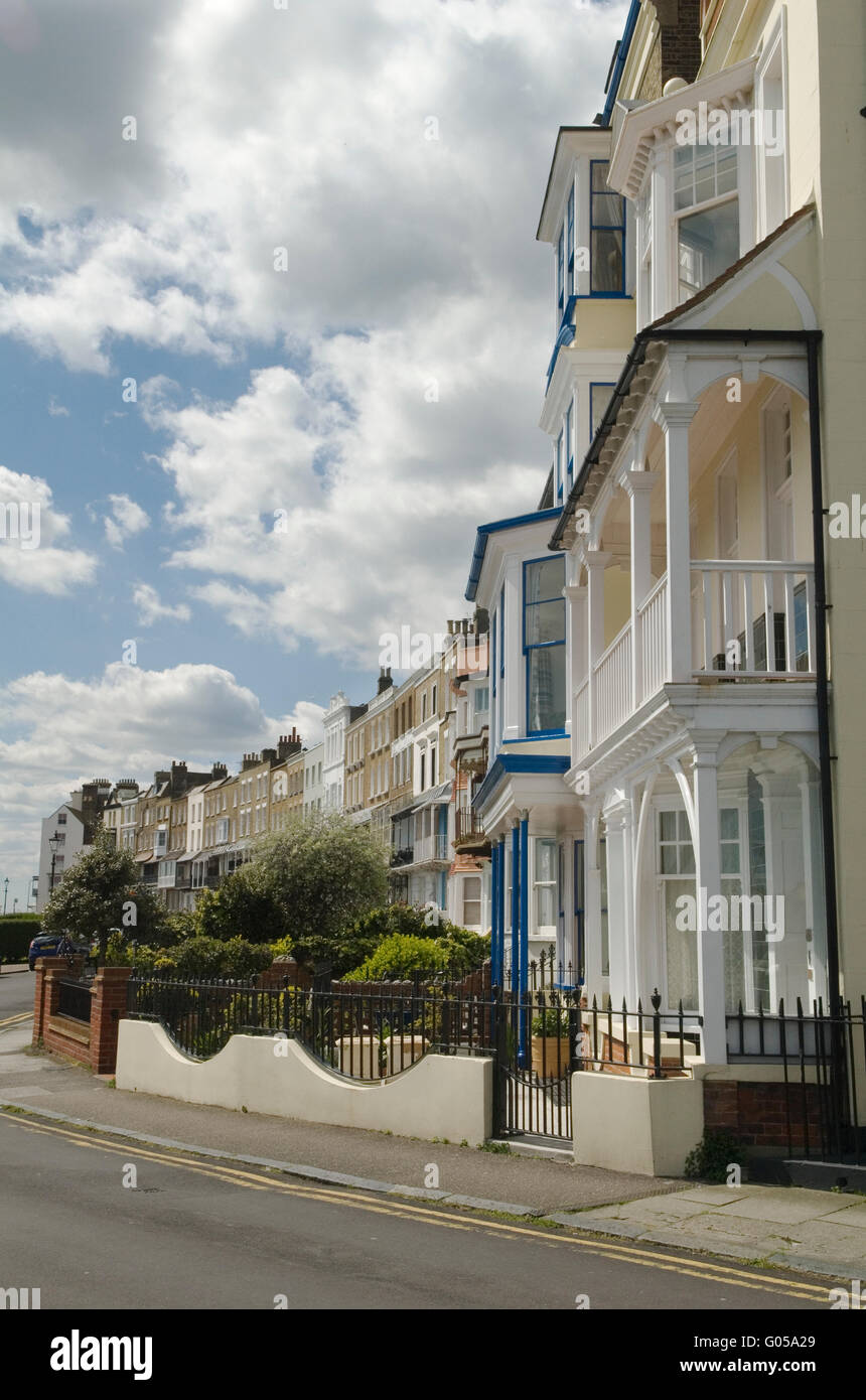 Ramsgate Kent Regno Unito Nelson Cresent, case di famiglia che si affacciano sul porto. 2016 OMERO SYKES 2010s Foto Stock