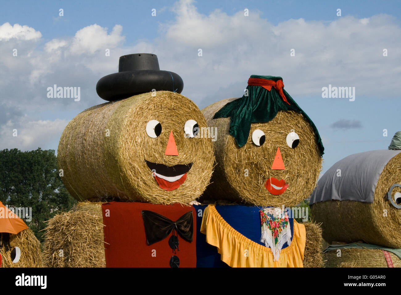 Due figure realizzate in balle di paglia Foto Stock