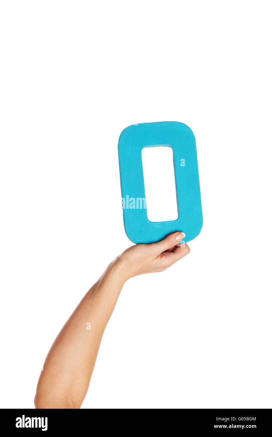 Mano che tiene la lettera O dal fondo Foto Stock