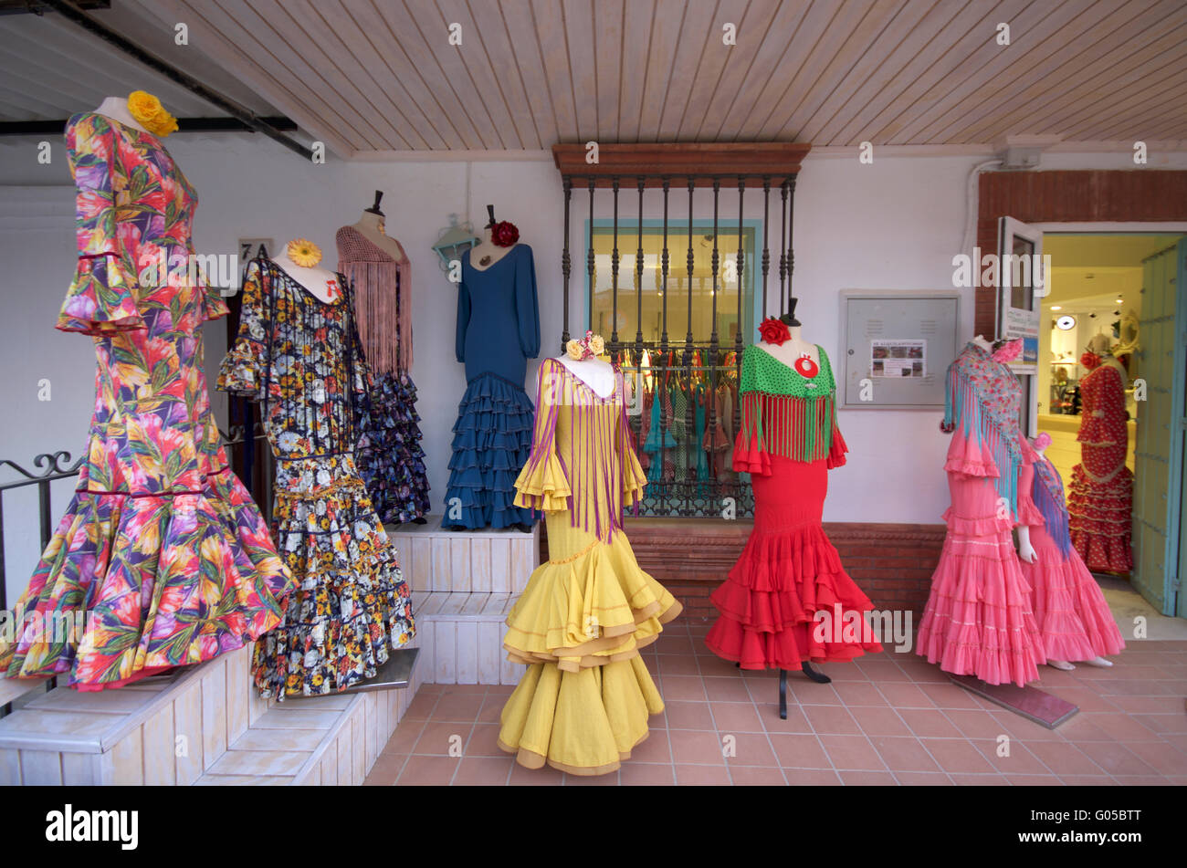 Andalusi tradizionali abiti - faralaes trajes de flamenca in vendita a El Rocio, Andalusia Spagna Foto Stock