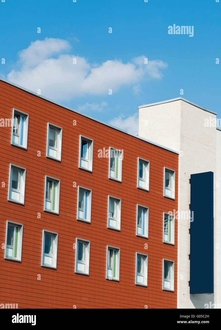 Bianco blu cartellone in un moderno edificio nella città (adatto per hotel Foto Stock