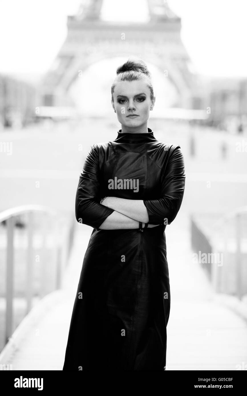 Bella donna con la torre Eiffel sul backgroun Foto Stock