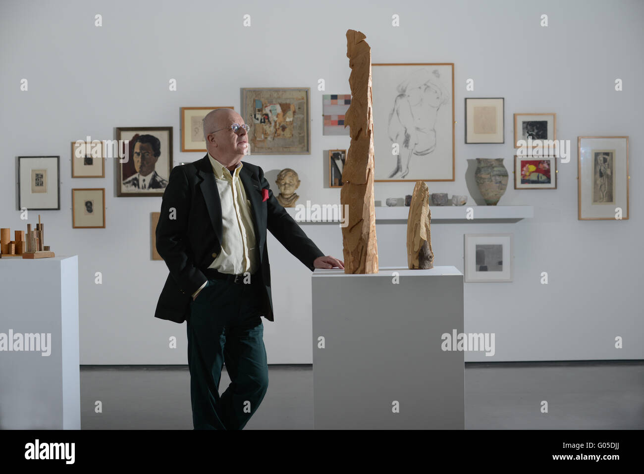 Collezionista d'arte Tim Sayer con alcune della tecnica ha raccolto che saranno esposti presso la Hepworth, West Yorkshire, Regno Unito. Foto Stock