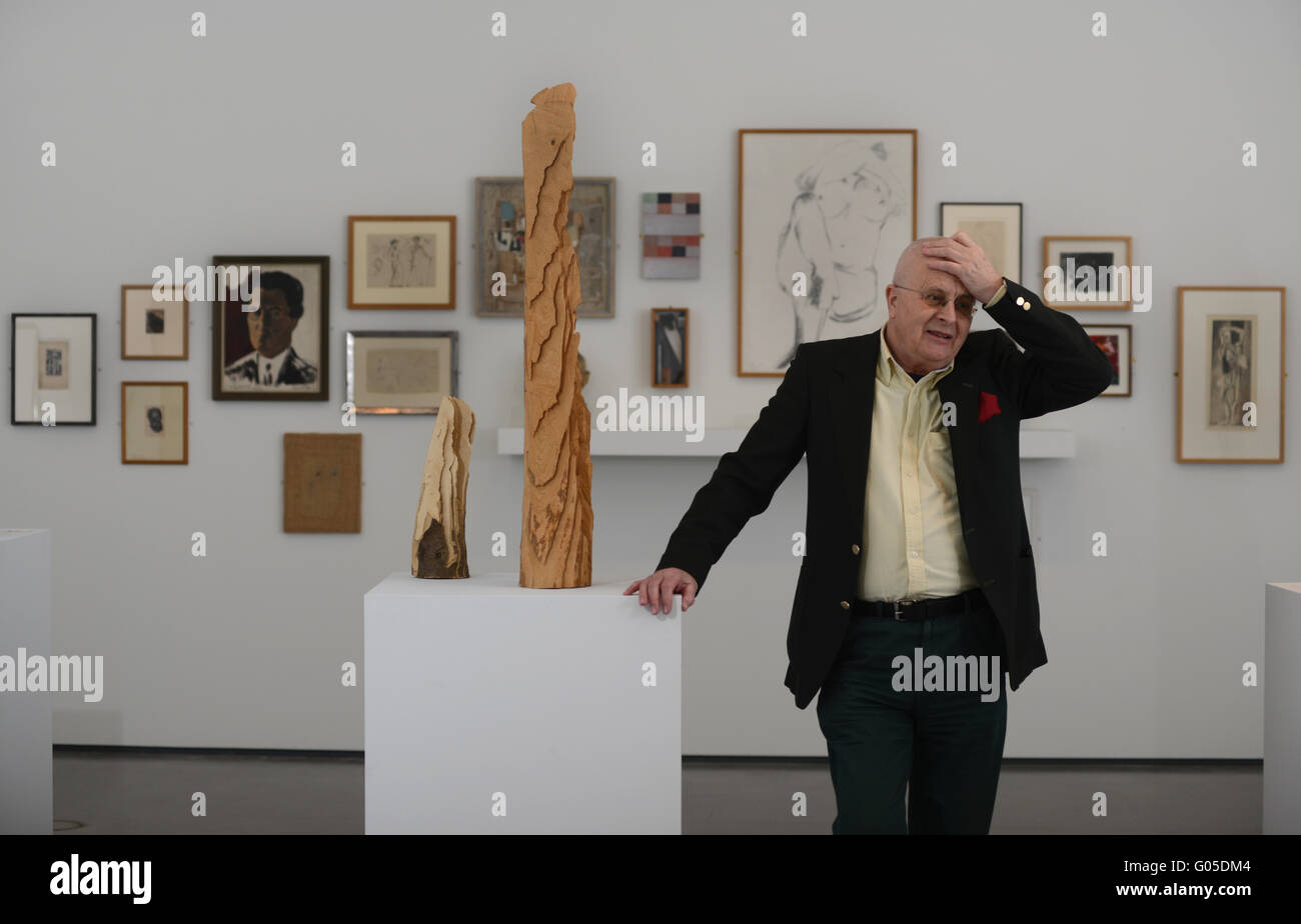 Collezionista d'arte Tim Sayer con alcune della tecnica ha raccolto che saranno esposti presso la Hepworth, West Yorkshire, Regno Unito. Foto Stock