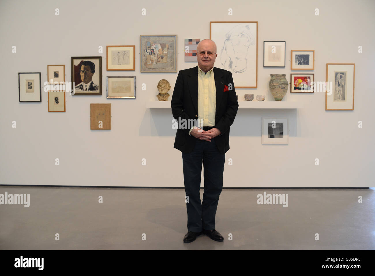 Collezionista d'arte Tim Sayer con alcune della tecnica ha raccolto che saranno esposti presso la Hepworth, West Yorkshire, Regno Unito. Foto Stock