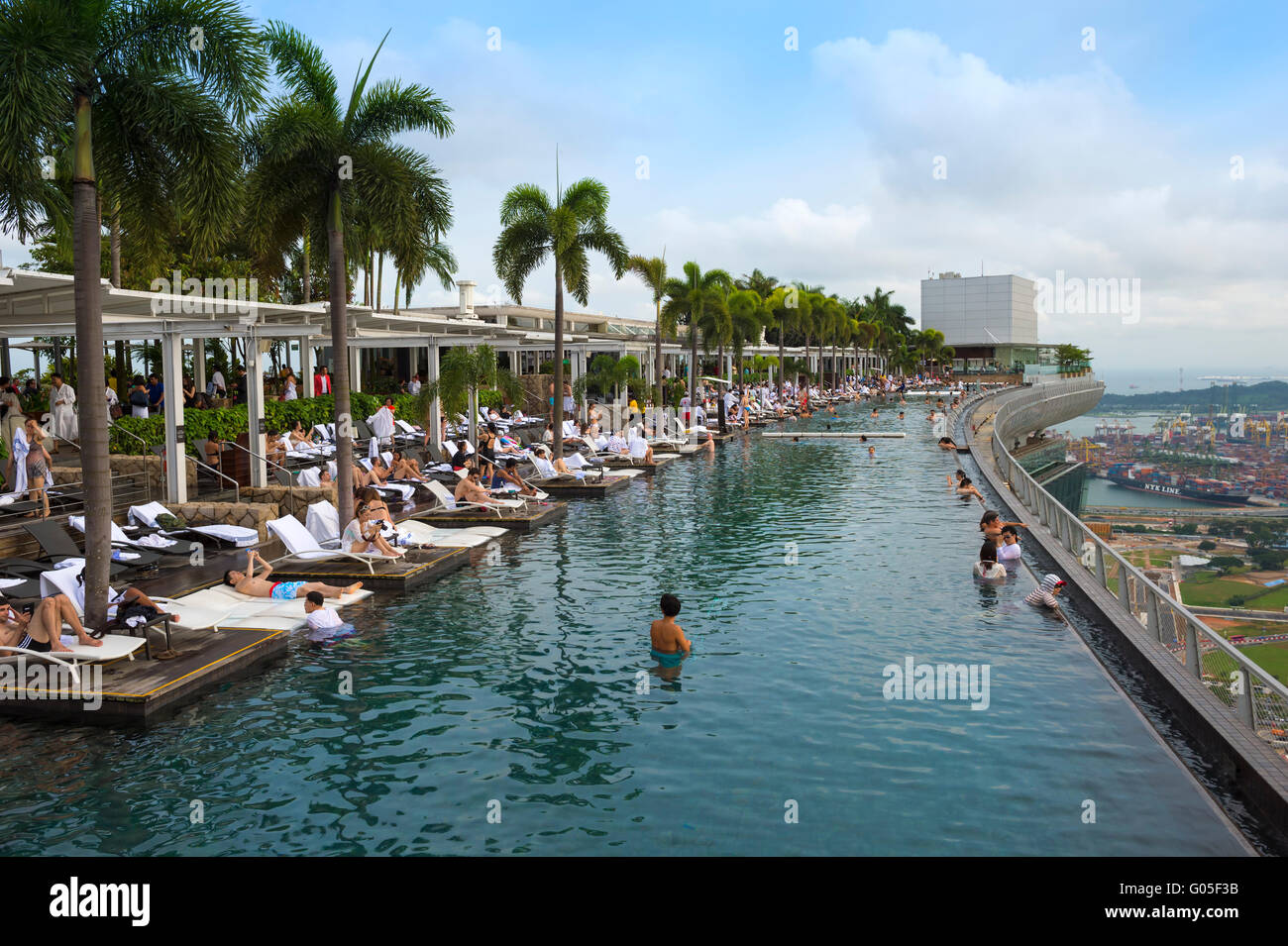La piscina a sfioro della Marina Bay Sands , Singapore Foto Stock