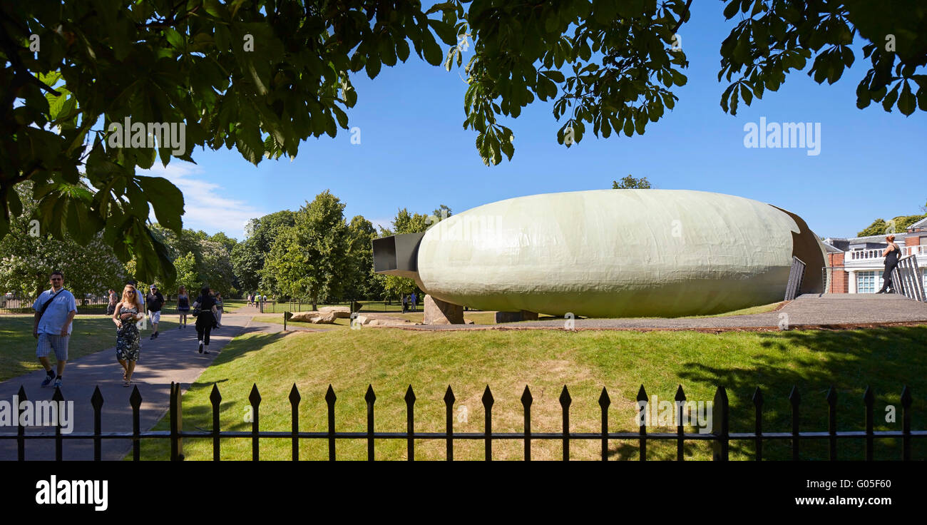 Vista del padiglione sul sito. Serpentina padiglione estivo 2014, Londra, Regno Unito. Architetto: Smiljan Radic, 2014. Foto Stock