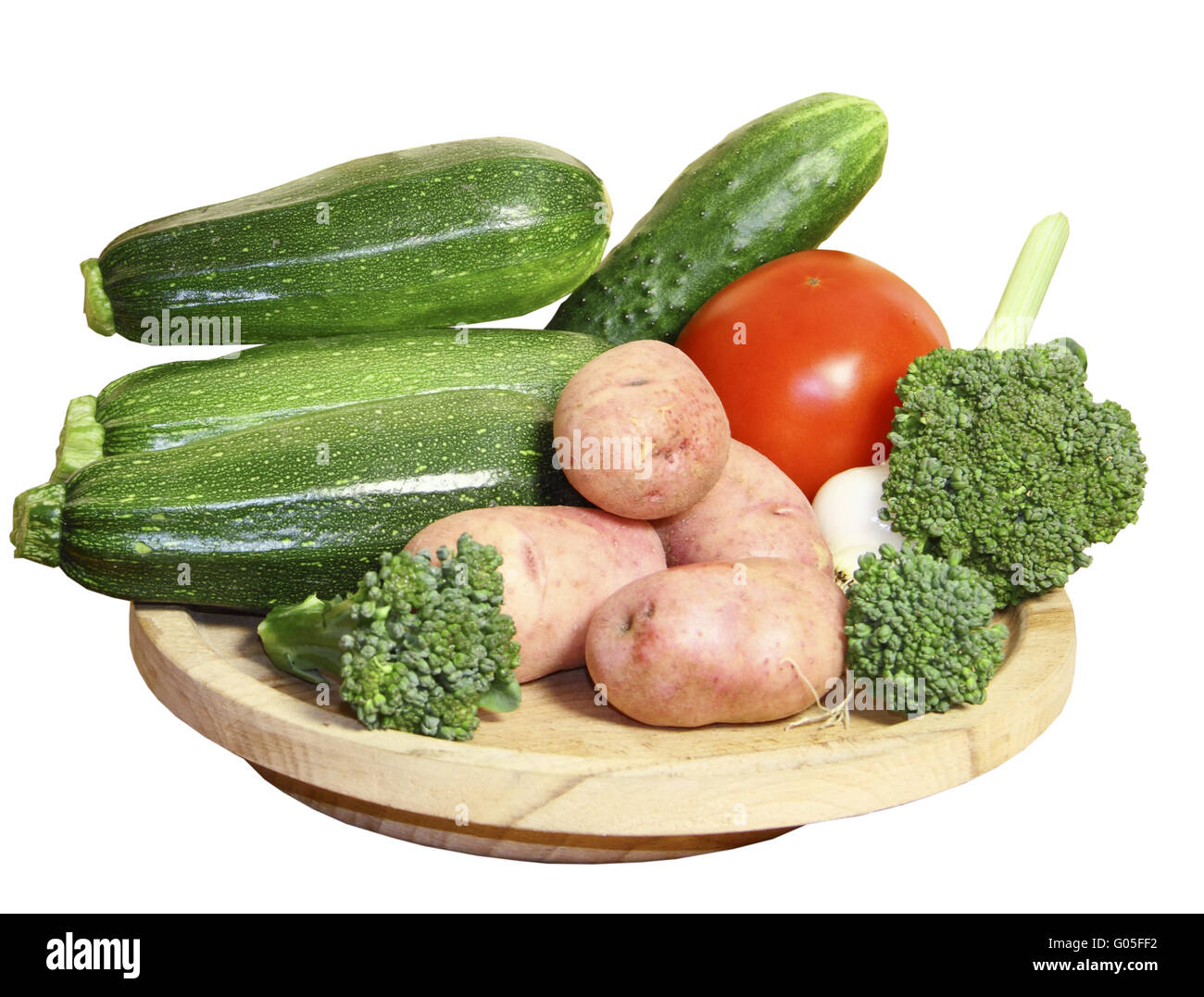 Le verdure su un piatto di legno su sfondo bianco Foto Stock