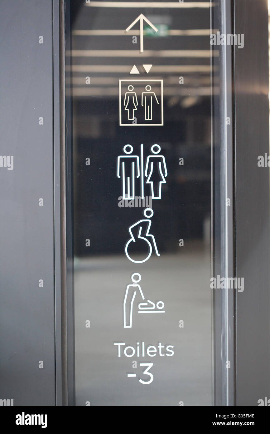 Direzione Wayfinding segno - bagni, ascensori, baby changing & toilette accessibile Foto Stock