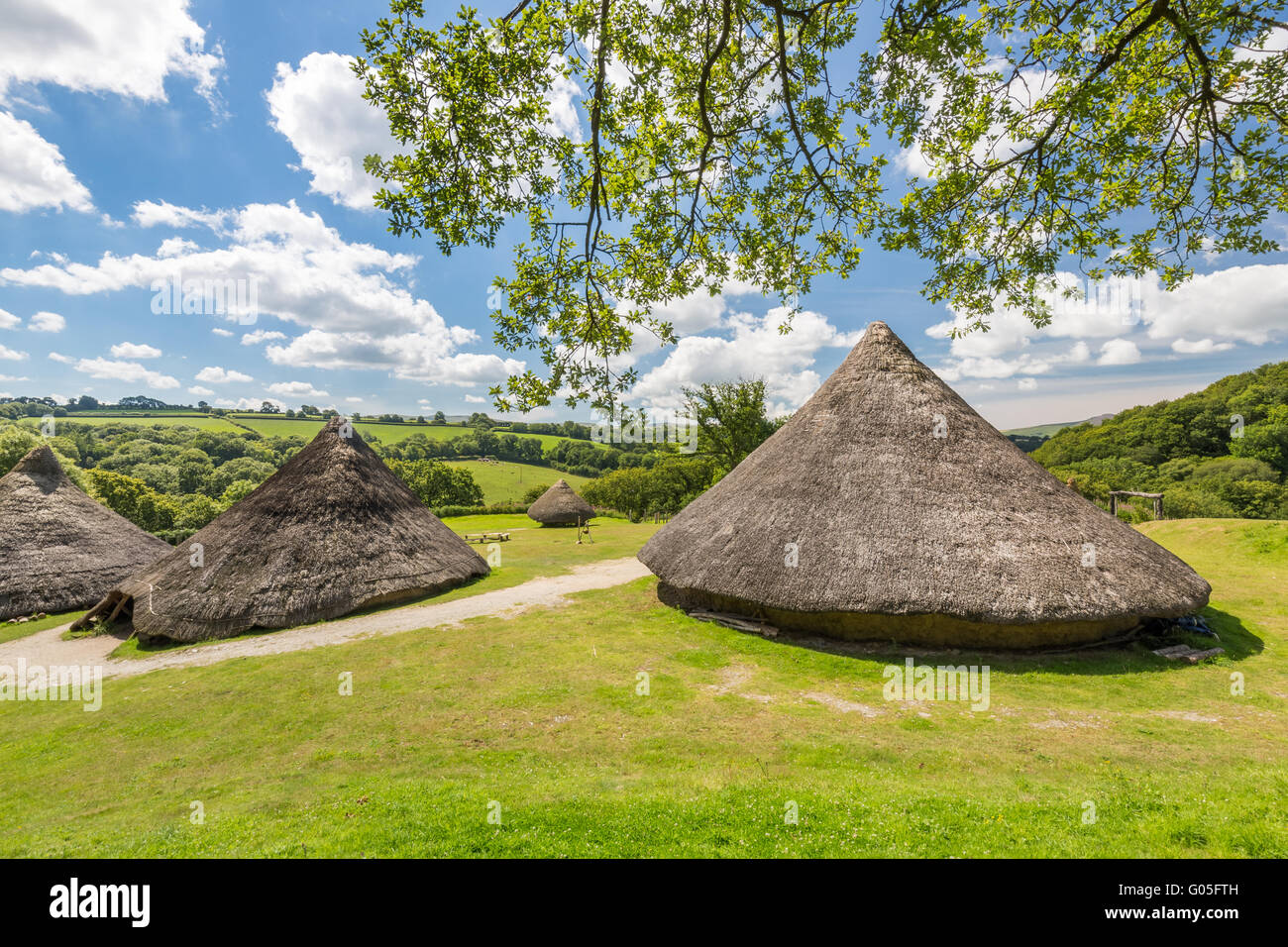 Età del ferro di capanne a Castell Henllys in nord Pembrokeshire Foto Stock
