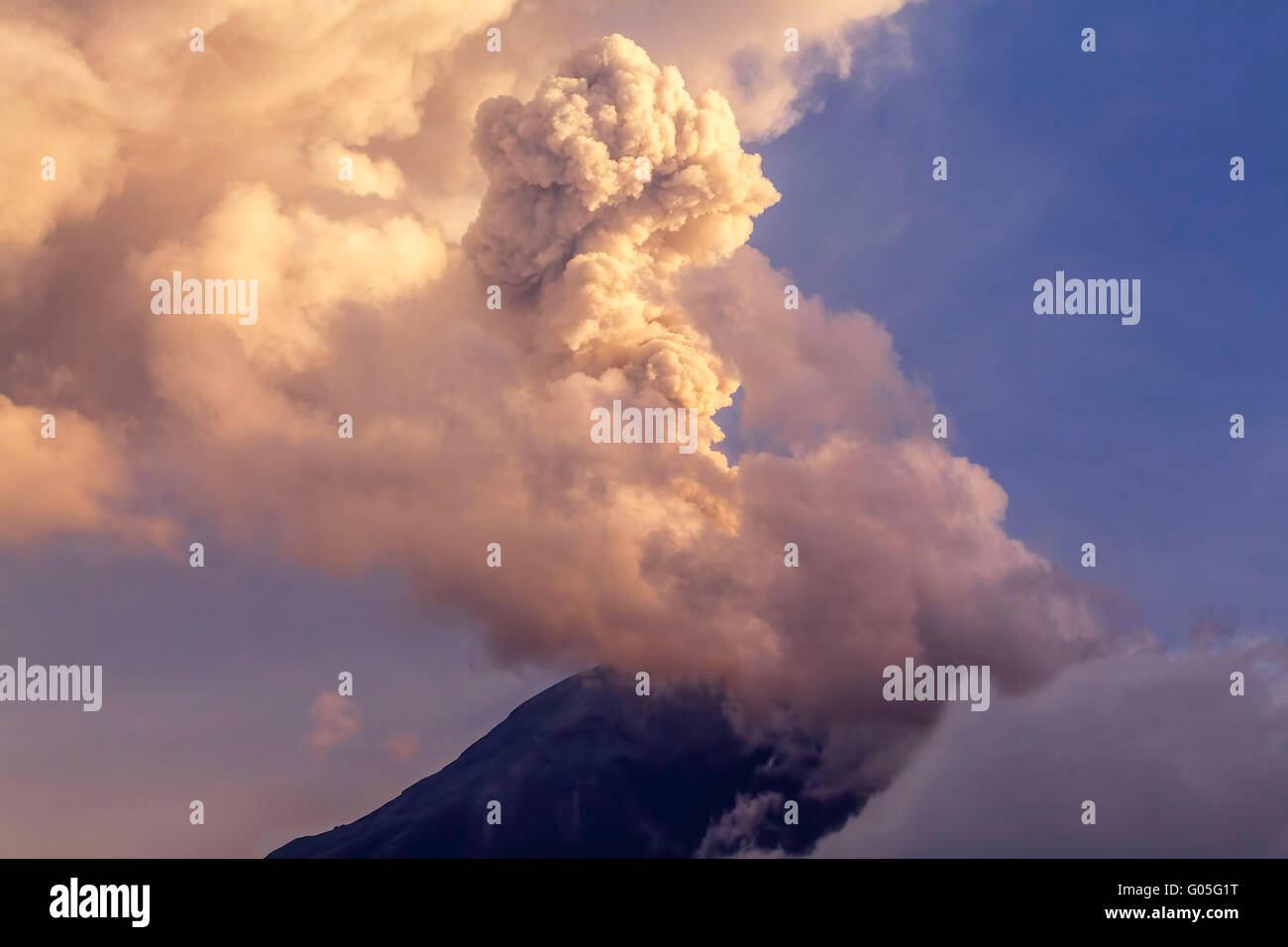 Potente esplosione del Tungurahua al tramonto, Ecuador, Sud America Foto Stock