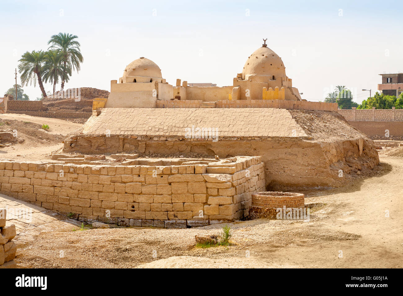 Una Moschea Islamica vicino all'ingresso del tempio di Karnak. Egitto Foto Stock