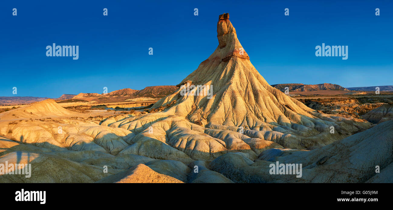 Castildeterra rock formazione nella Bardena Blanca area delle Bardenas Riales parco naturale, Navarra, Spagna Foto Stock