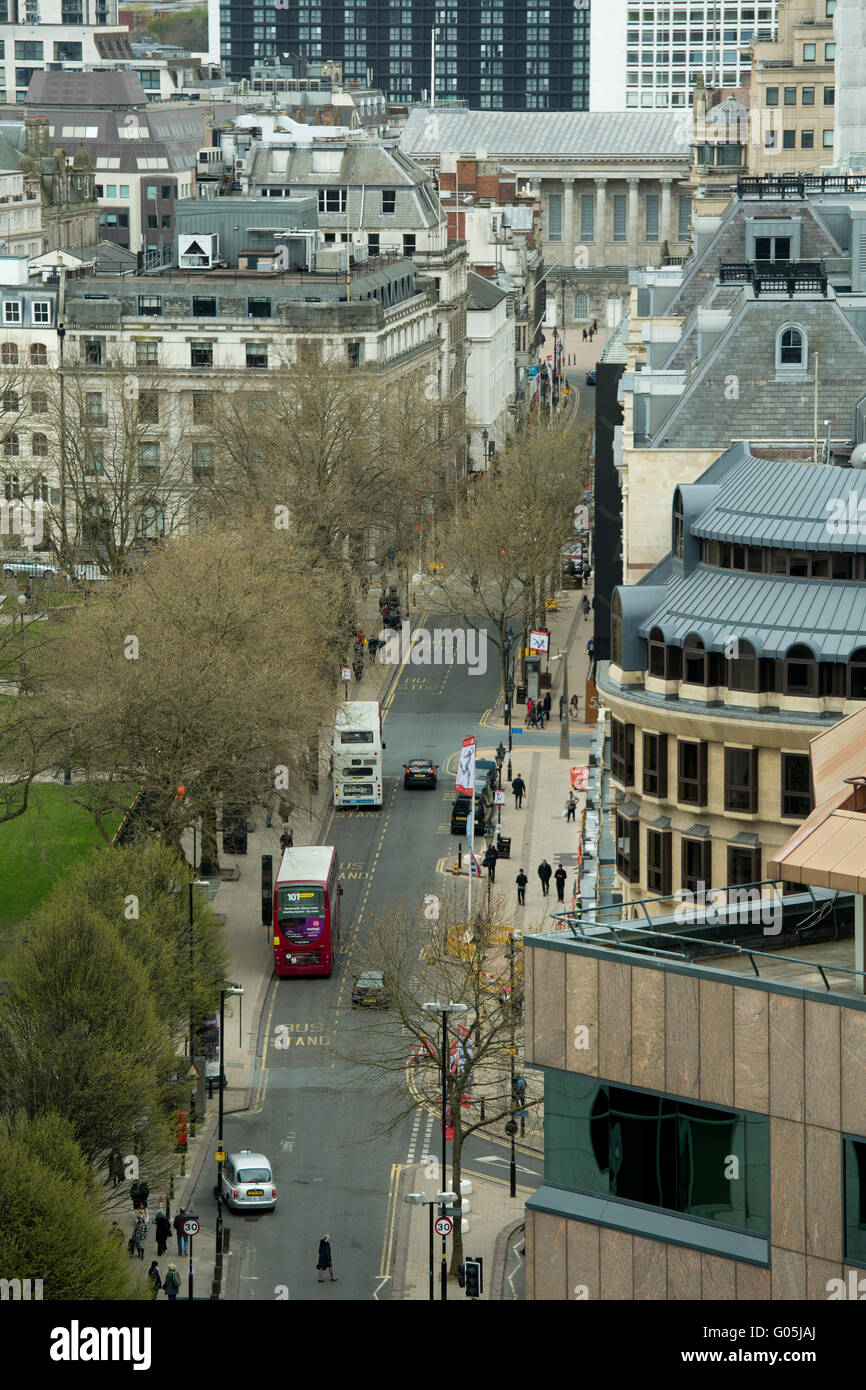 La vista lungo Colmore Row, Birmingham, il centro commerciale di Birmingham. Foto Stock
