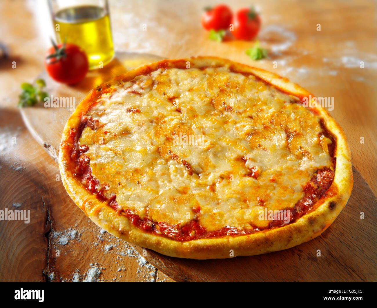 Cotto intero al formaggio e pomodoro pizza Margherita Foto Stock