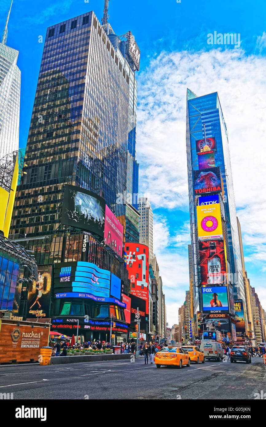New York, Stati Uniti d'America - 26 Aprile 2015: grattacieli e turisti in Times Square a Broadway e la settima Avenue nel centro di Manhattan a New Foto Stock