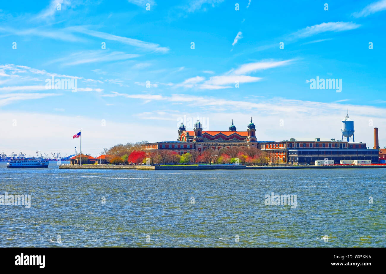 Ispezione degli immigrati in Ellis Island, Stati Uniti d'America, e la nave in alto New York Bay. È stato un gateway per gli immigrati che sono venuti per ispezione di immigrati. Foto Stock