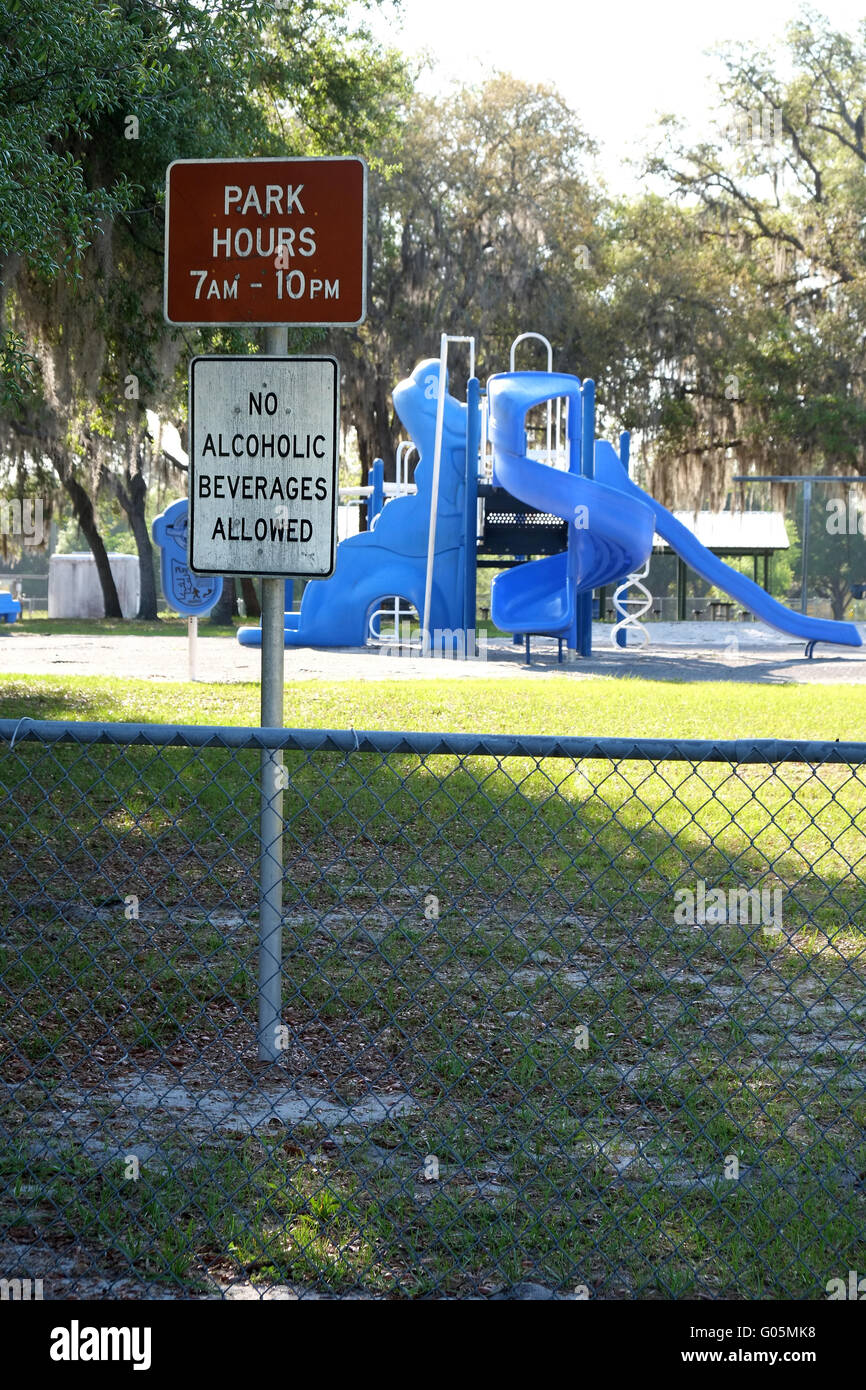 Nessuna delle bevande alcoliche ammesse segno accanto a un parco giochi per bambini in Loughman, Davenport, Florida, Stati Uniti d'America. Aprile 2016 Foto Stock